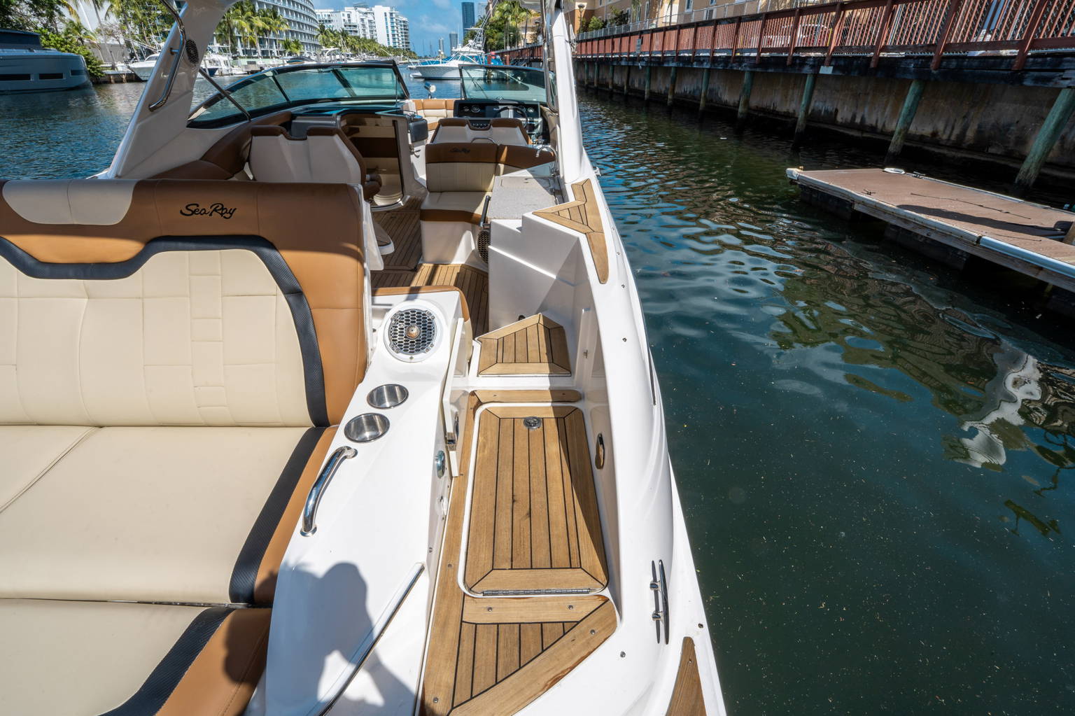 Alternative image of Sea Ray 350 SLX in Aventura, FL