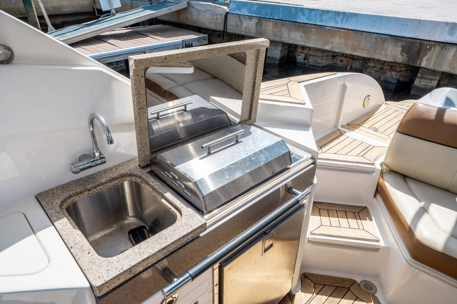 Alternative image of Sea Ray 350 SLX in Aventura, FL