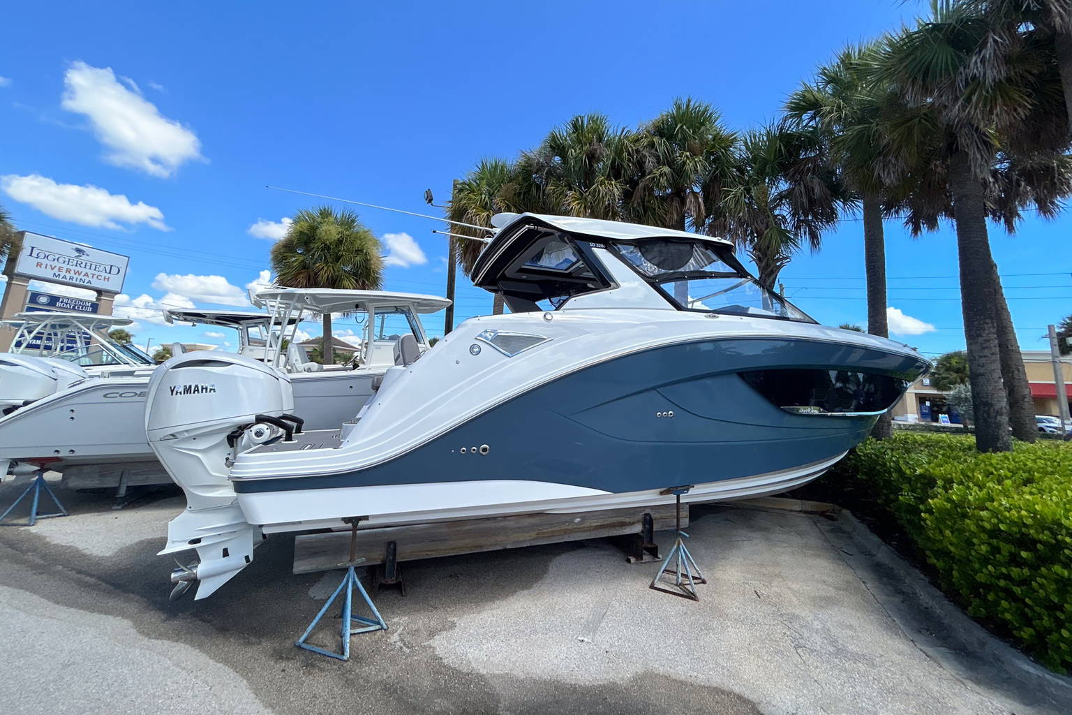 New 2025 Hurricane SunDeck 3200 OB #9557 image 2