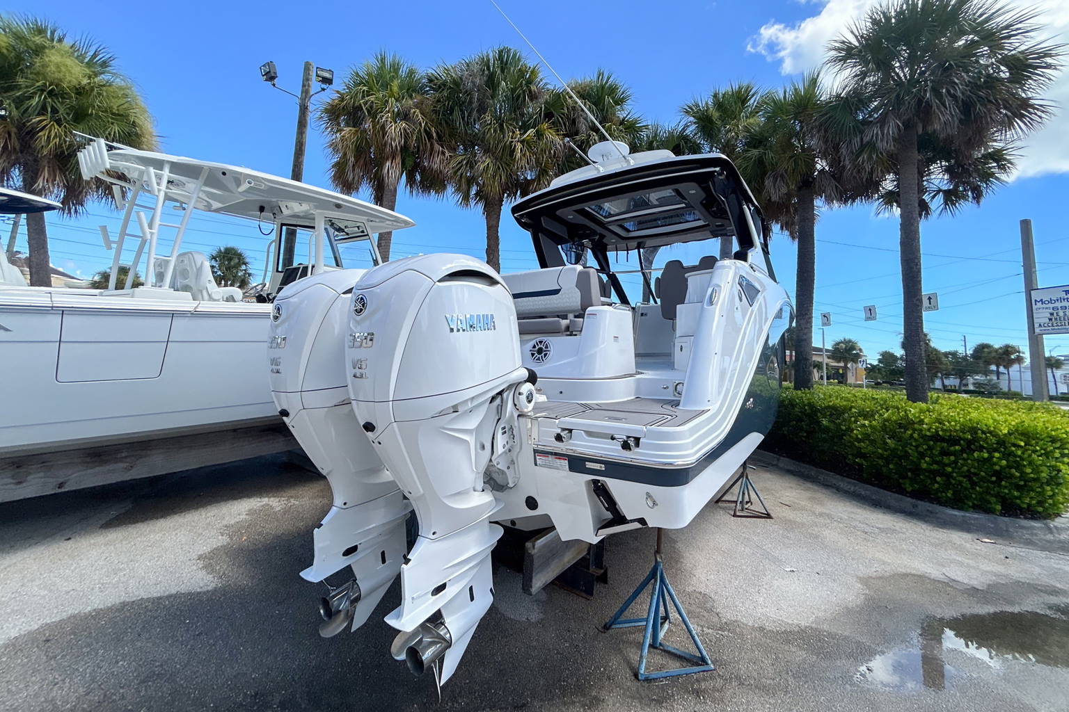 New 2025 Hurricane SunDeck 3200 OB #9557 image 3