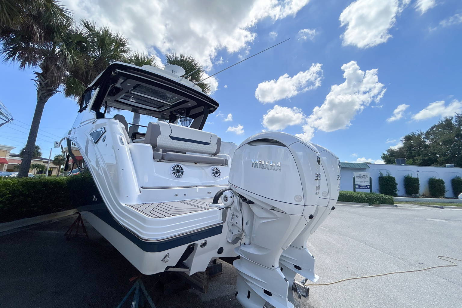 New 2025 Hurricane SunDeck 3200 OB #9557 image 4