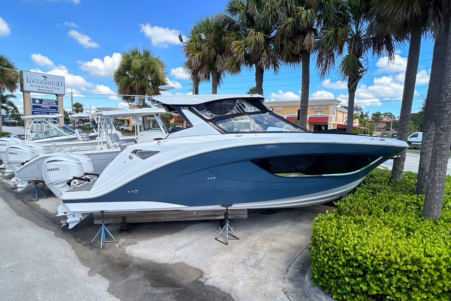 New 2025 Hurricane SunDeck 3200 OB #9557 image 1