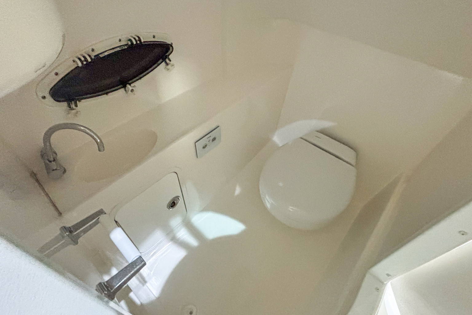 Used 2024 Hurricane SunDeck 2400 OB #7836 image 9