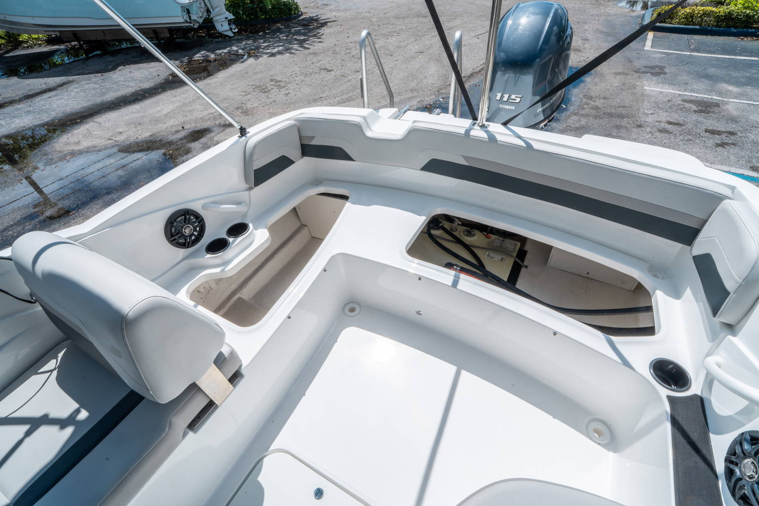 New 2026 Hurricane SunDeck Sport 185 OB #0653 image 13