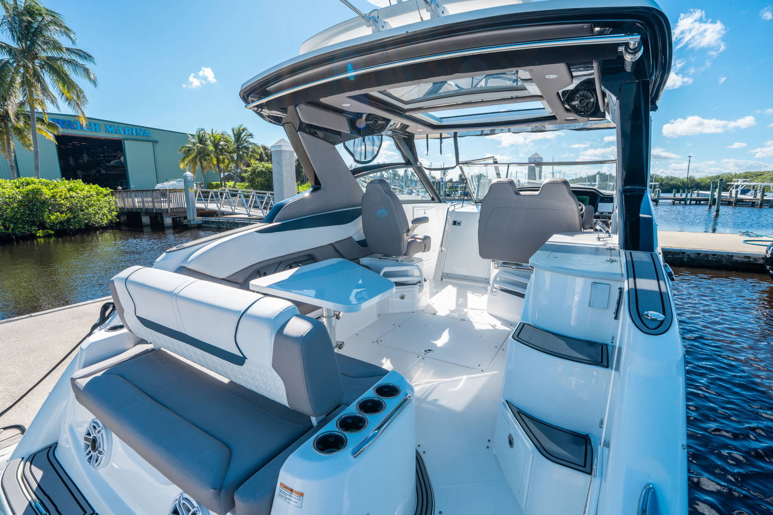 New 2025 Hurricane SunDeck 3200 OB #9557 image 5