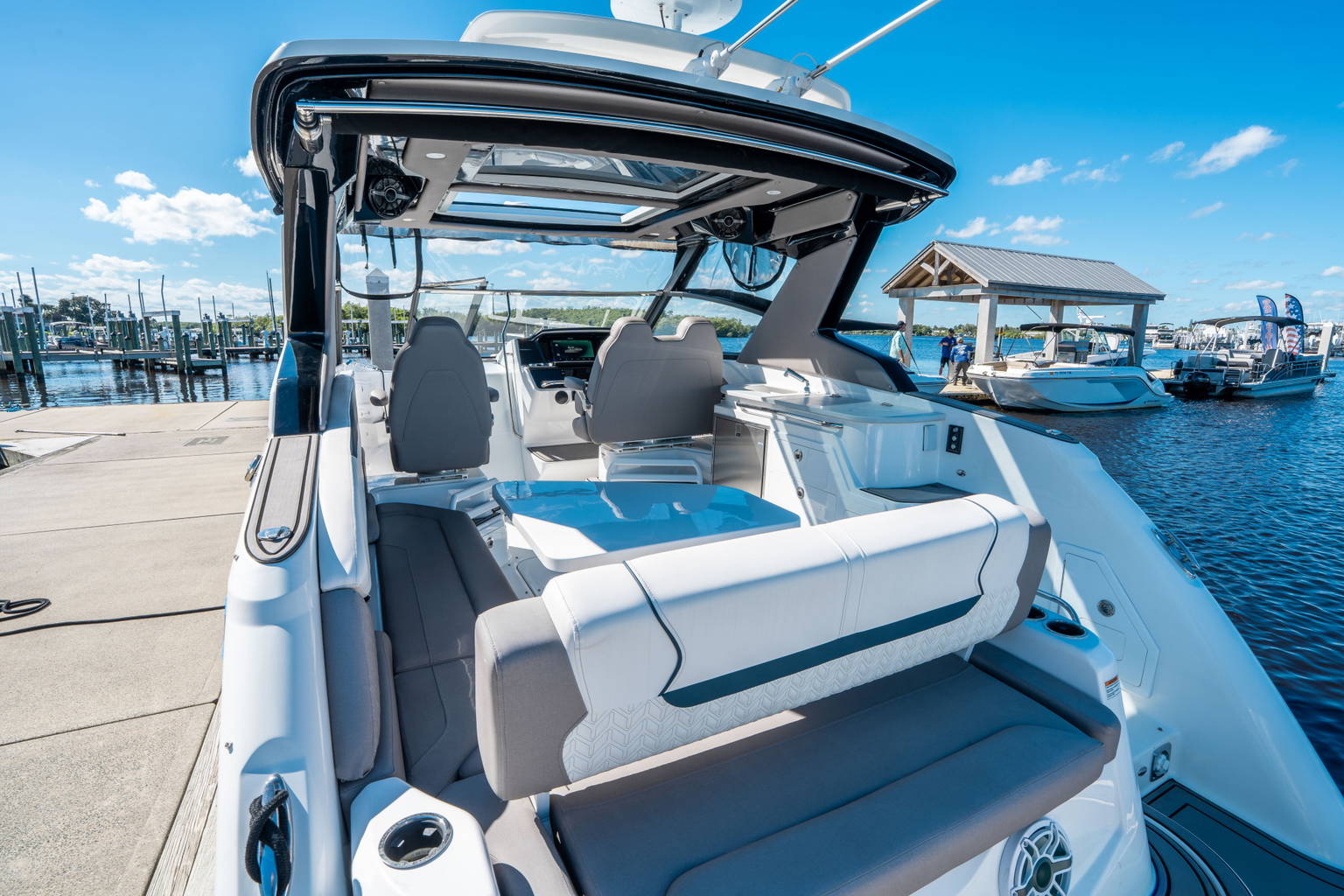 New 2025 Hurricane SunDeck 3200 OB #9557 image 6