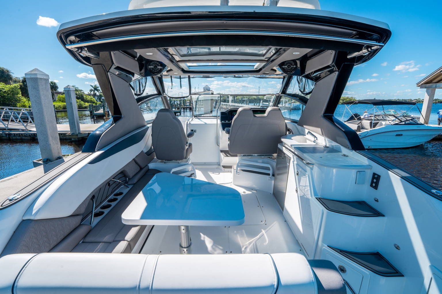 New 2025 Hurricane SunDeck 3200 OB #9557 image 8