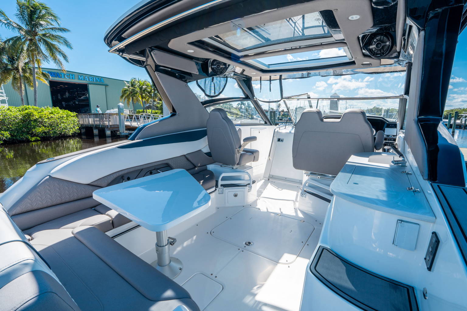 New 2025 Hurricane SunDeck 3200 OB #9557 image 9