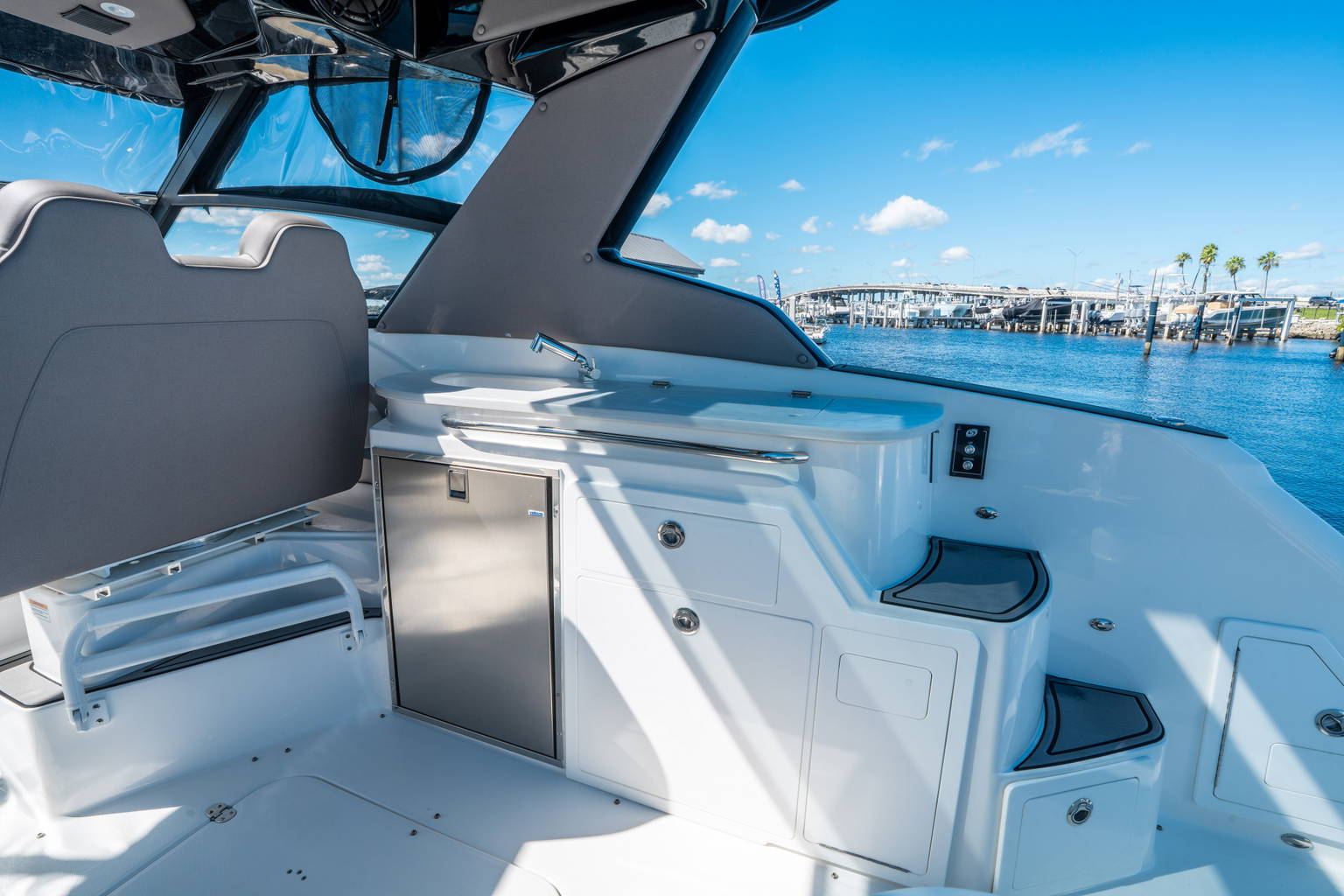 New 2025 Hurricane SunDeck 3200 OB #9557 image 12