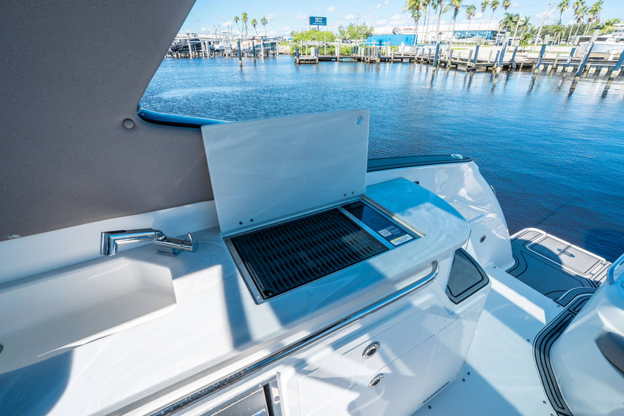 Alternative image of Hurricane SunDeck 3200 OB in Stuart, FL