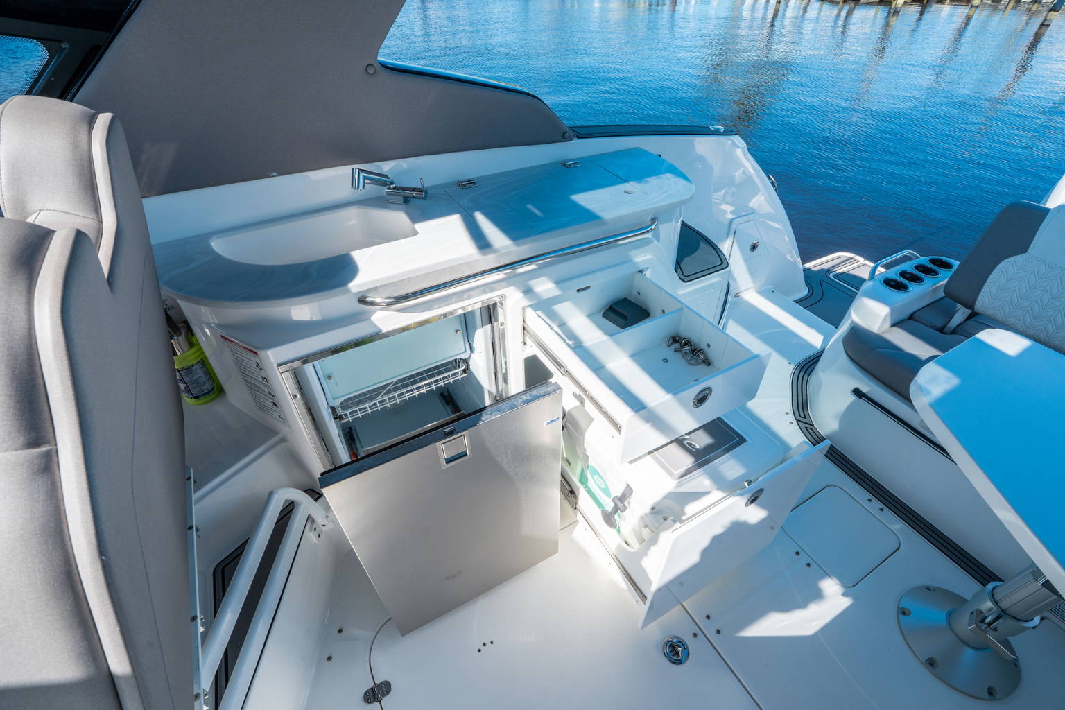 New 2025 Hurricane SunDeck 3200 OB #9557 image 14