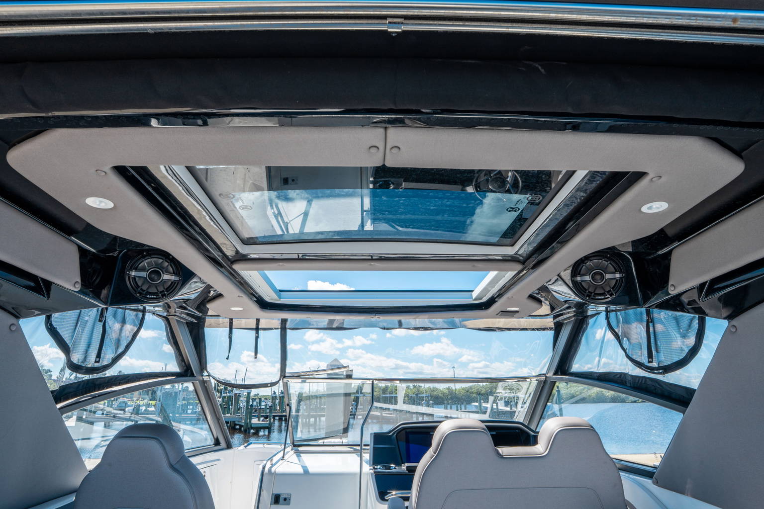 New 2025 Hurricane SunDeck 3200 OB #9557 image 15