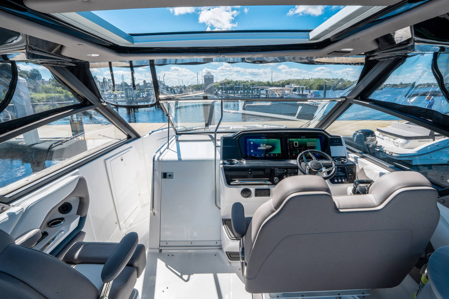 New 2025 Hurricane SunDeck 3200 OB #9557 image 16