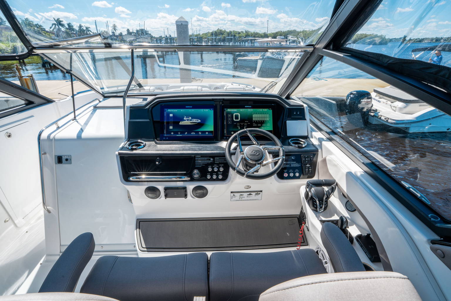 New 2025 Hurricane SunDeck 3200 OB #9557 image 17