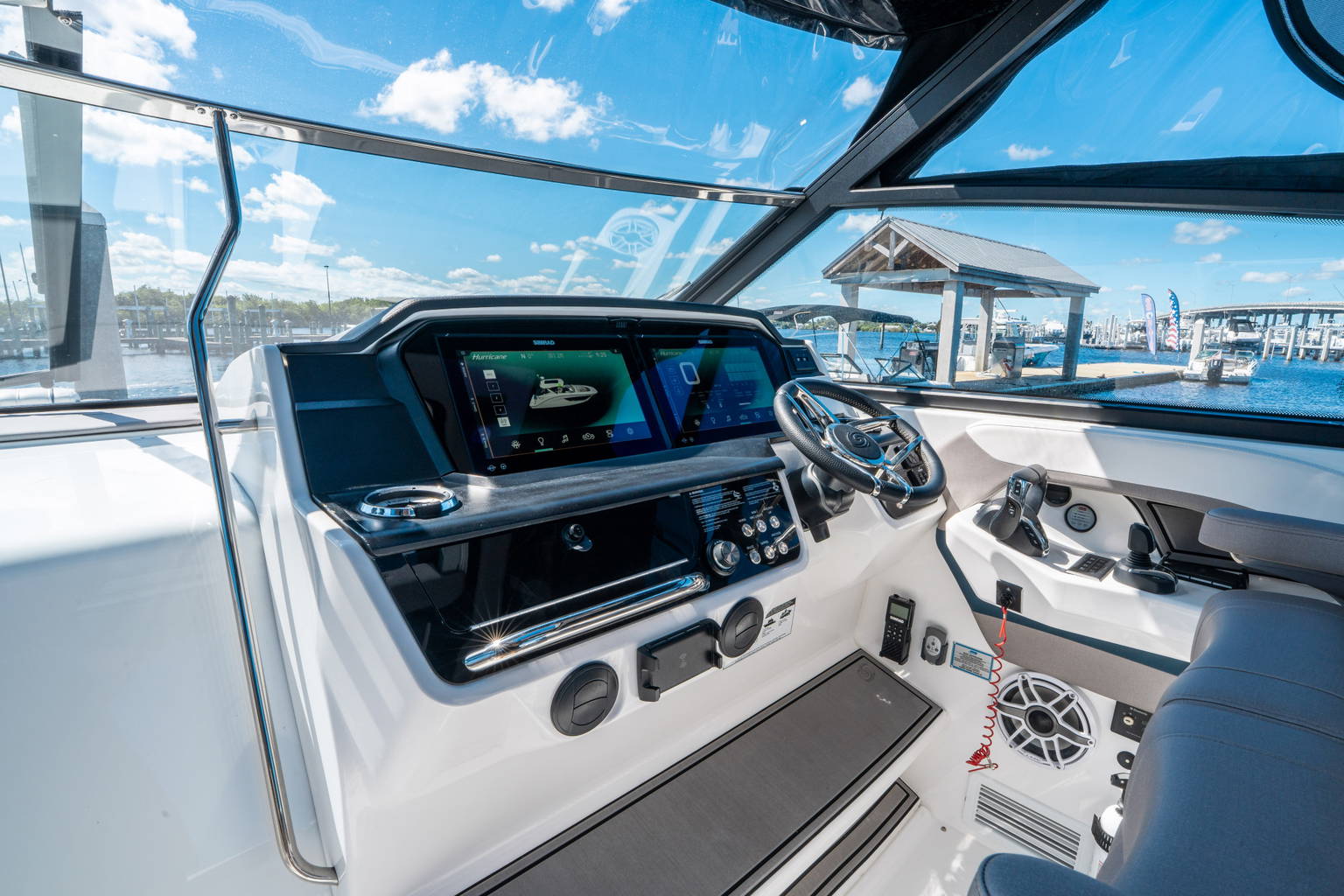 New 2025 Hurricane SunDeck 3200 OB #9557 image 18