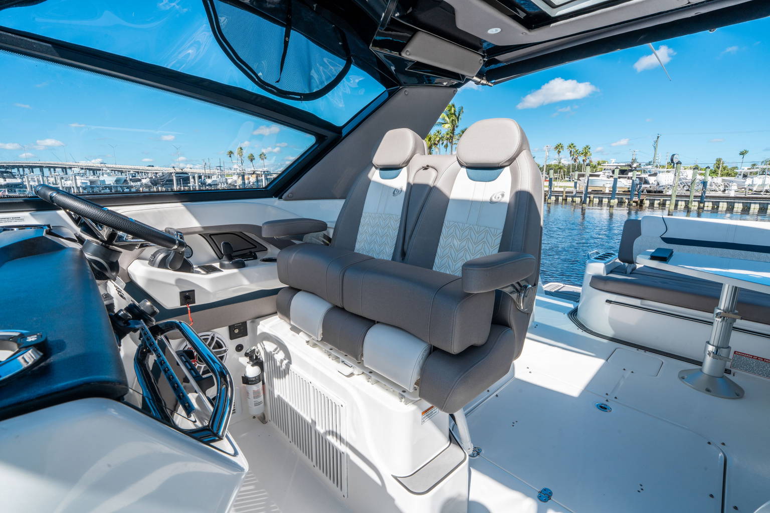 New 2025 Hurricane SunDeck 3200 OB #9557 image 19