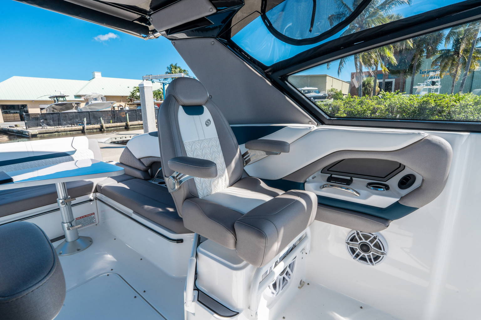 New 2025 Hurricane SunDeck 3200 OB #9557 image 20