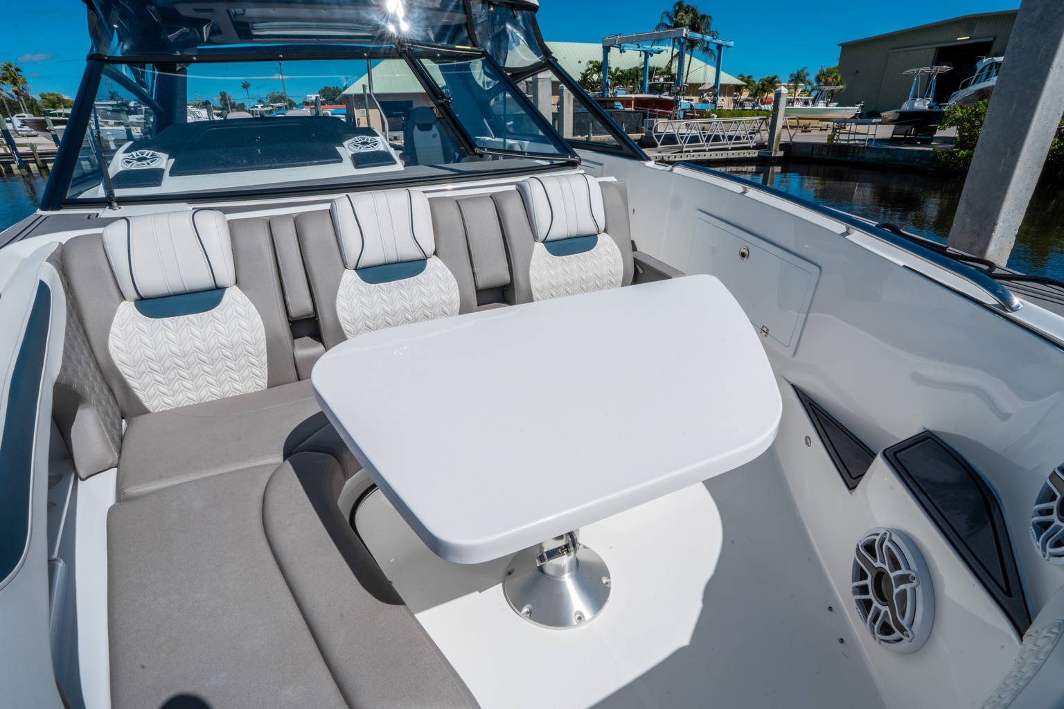 New 2025 Hurricane SunDeck 3200 OB #9557 image 22