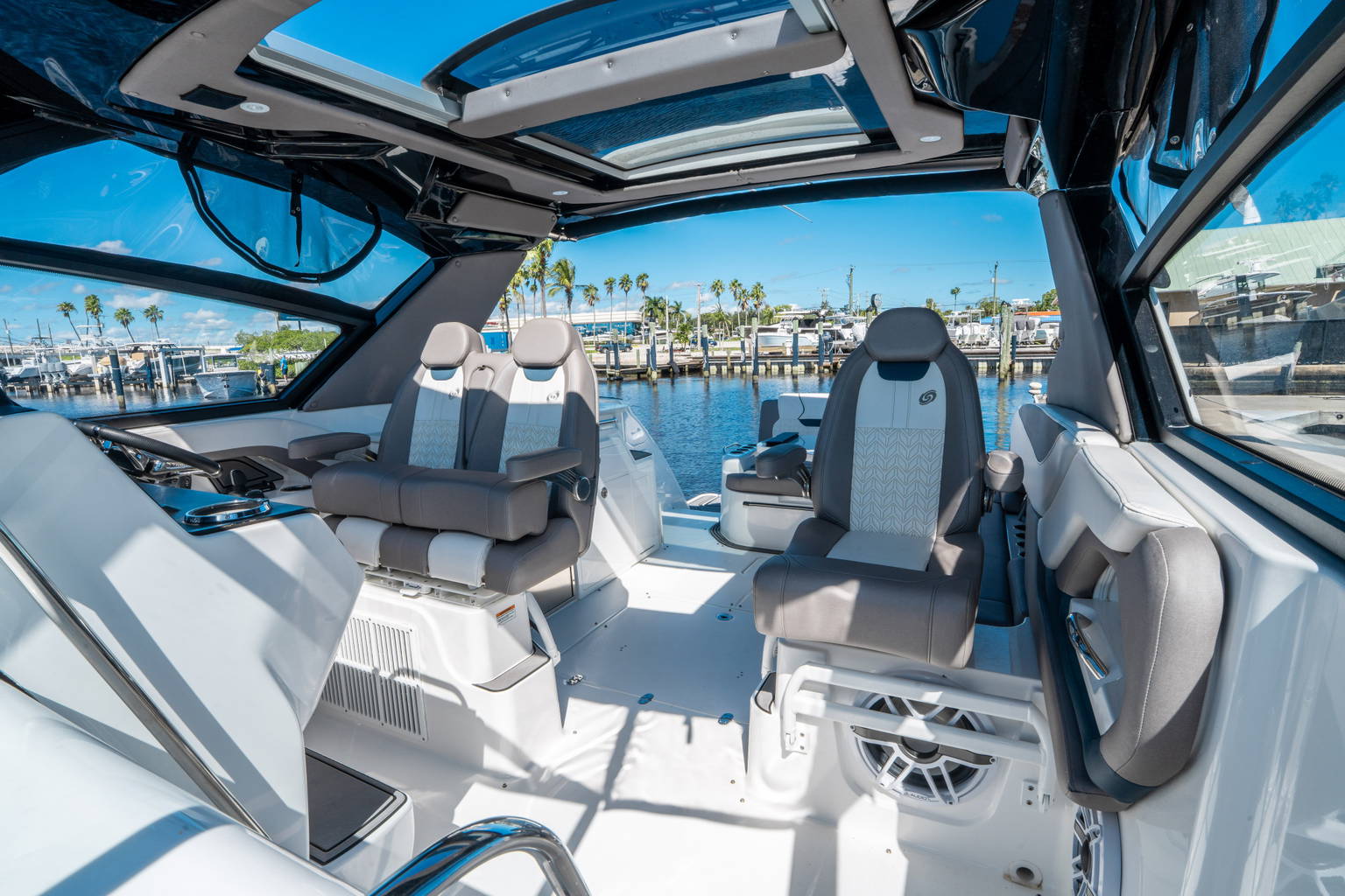 New 2025 Hurricane SunDeck 3200 OB #9557 image 23