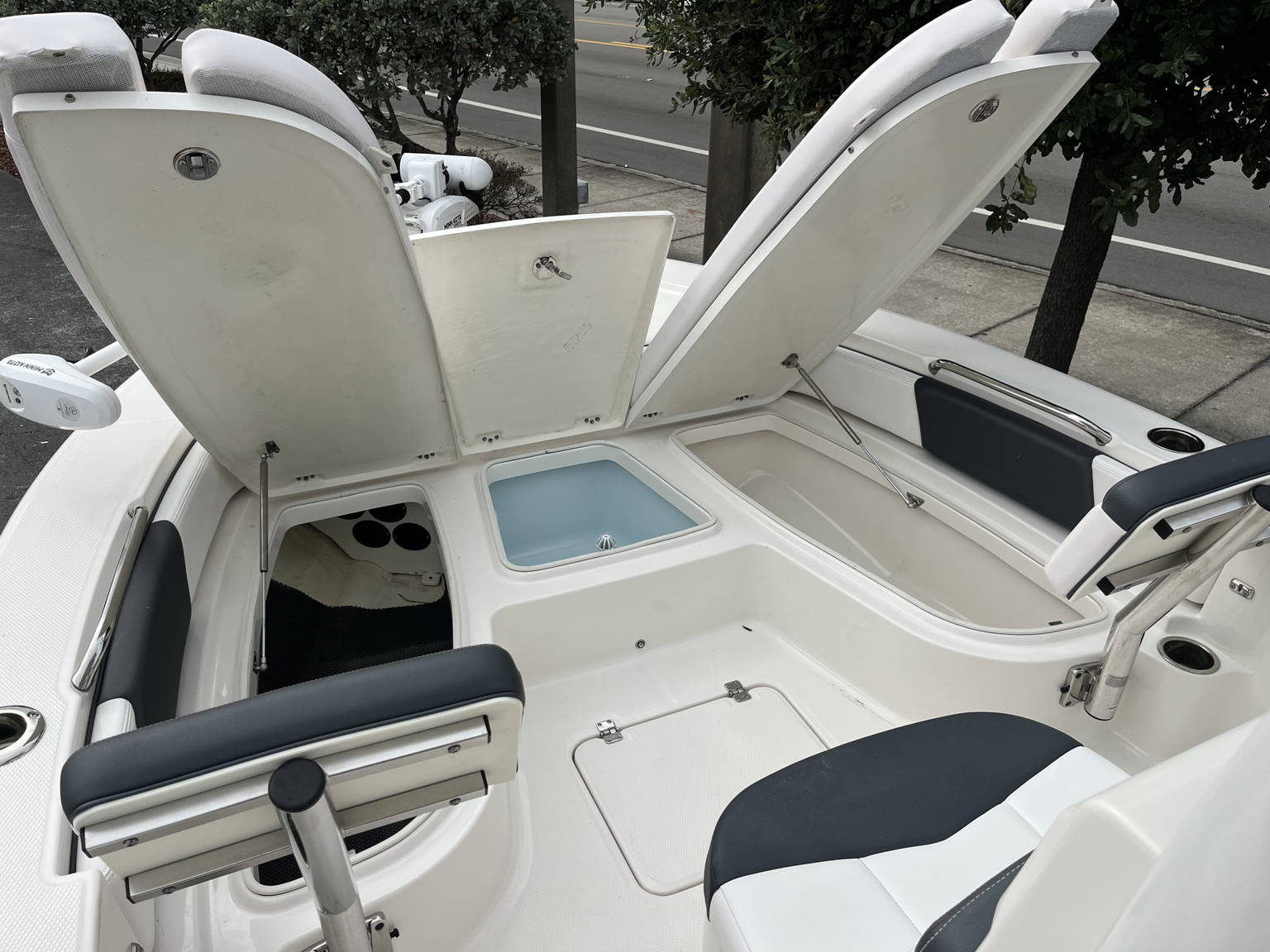 Alternative image of Robalo 226 Cayman in Vero Beach, FL