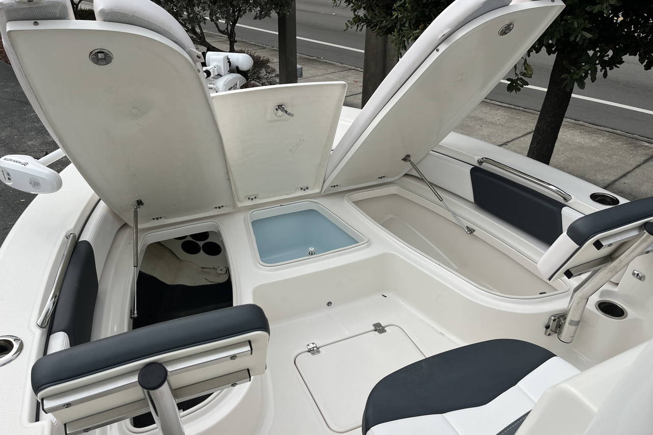 Alternative image of Robalo 226 Cayman in Vero Beach, FL
