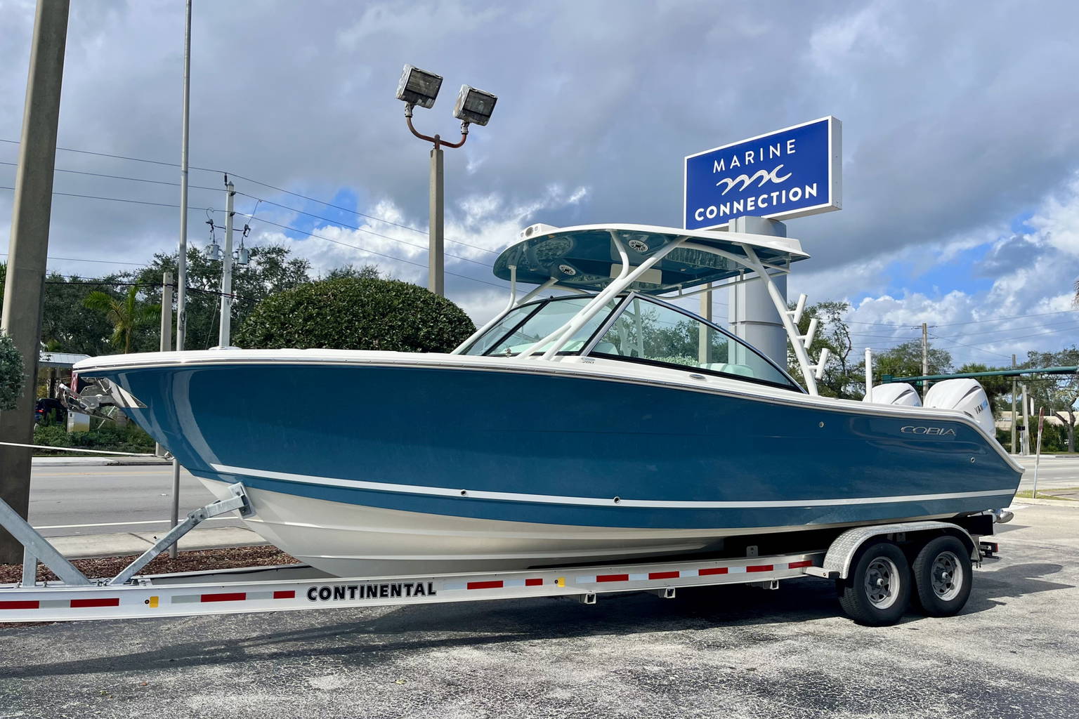 New 2026 Cobia 280 DC #D010 image 1