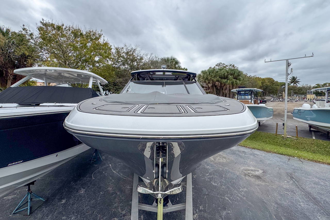 Alternative image of Hurricane SunDeck 3200 OB in West Palm Beach, FL