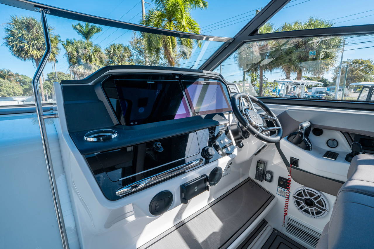 Alternative image of Hurricane SunDeck 3200 OB in Stuart, FL