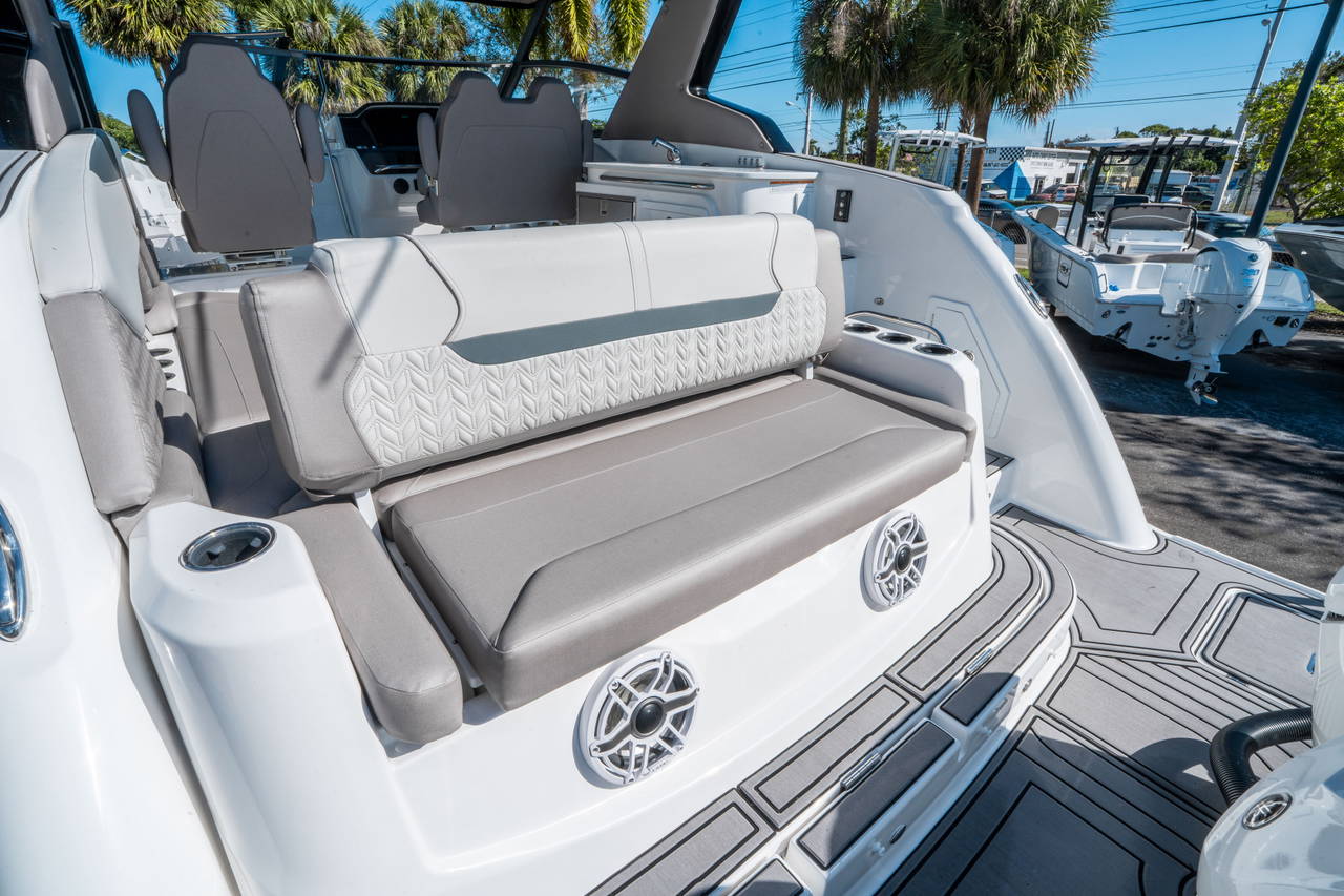 Alternative image of Hurricane SunDeck 3200 OB in Stuart, FL