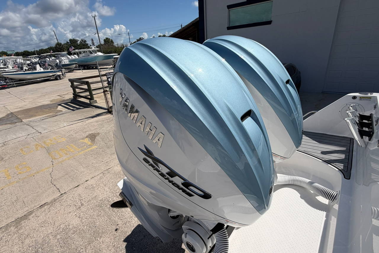 Alternative image of Everglades 335CC in Vero Beach, FL