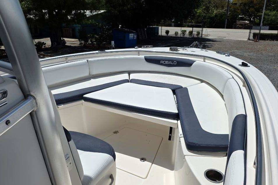 Used 2019 Robalo R242 #017B image 10