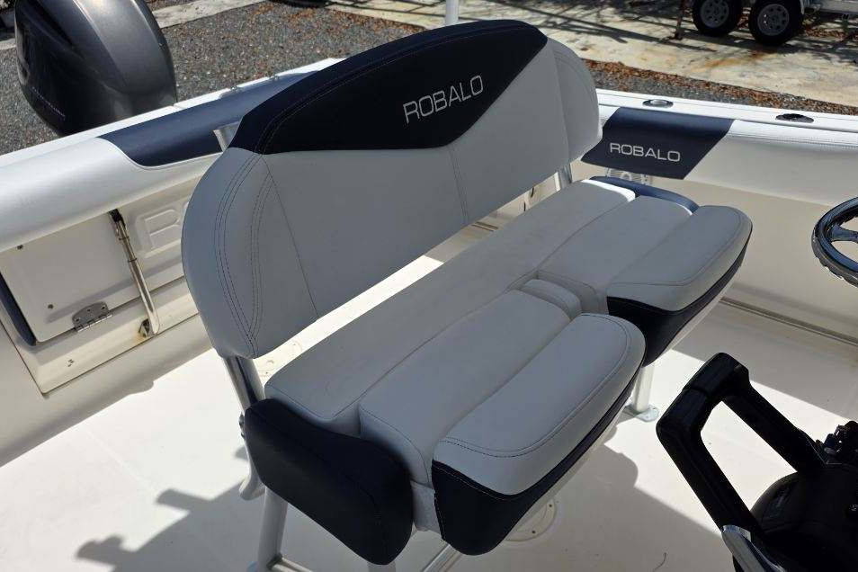 Used 2019 Robalo R242 #017B image 6