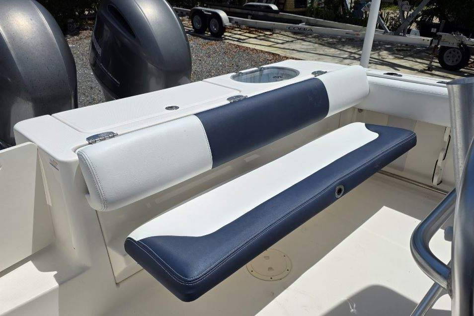 Used 2019 Robalo R242 #017B image 5