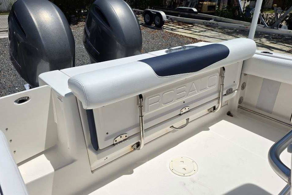 Used 2019 Robalo R242 #017B image 4
