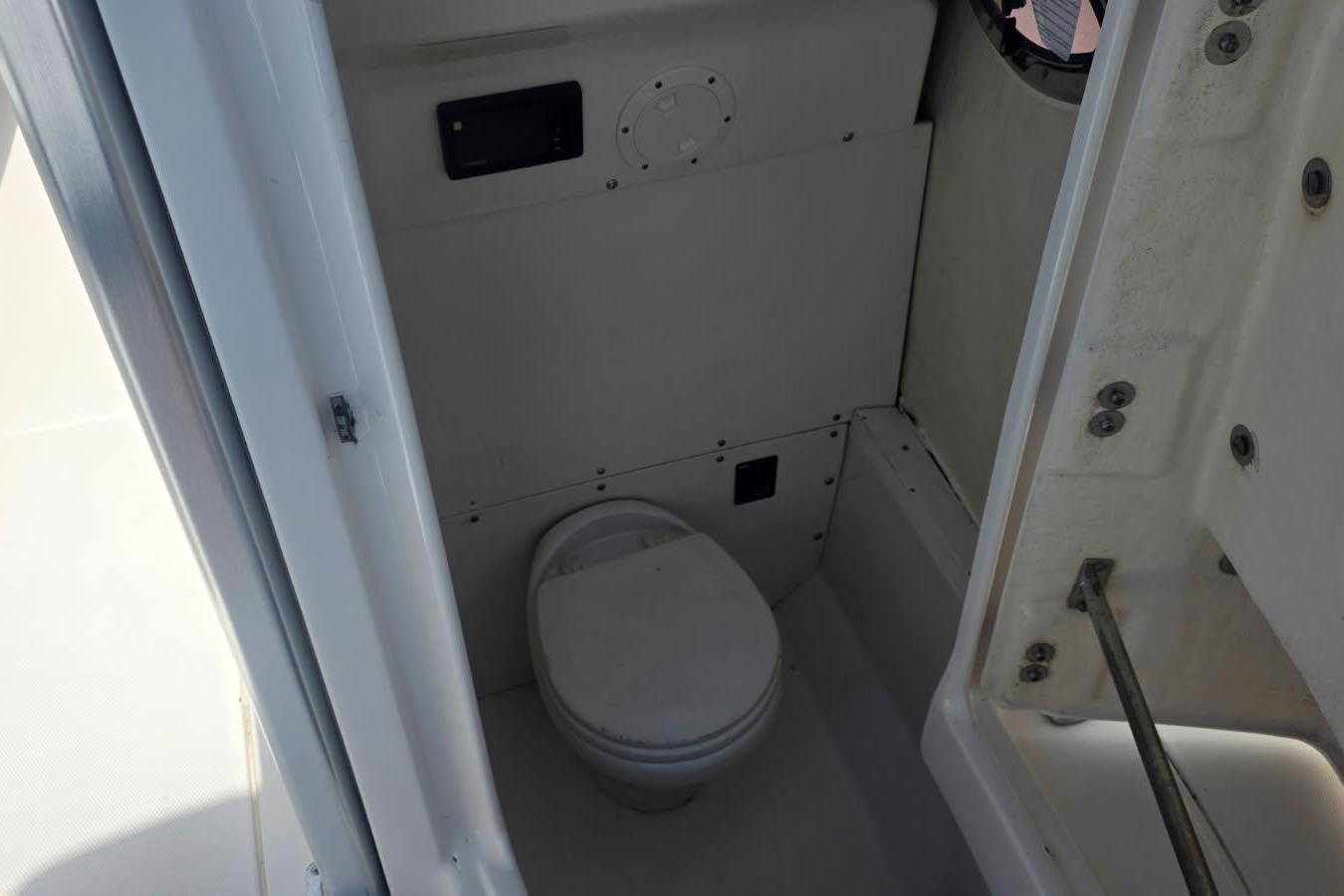 Used 2019 Robalo R242 #017B image 12