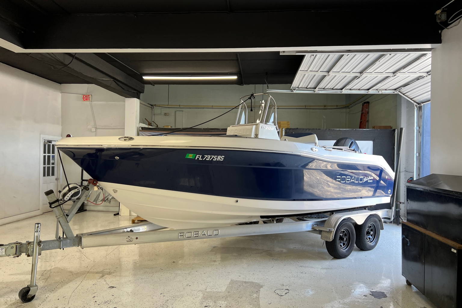 Used 2018 Robalo R202 Explorer #0180 image 4