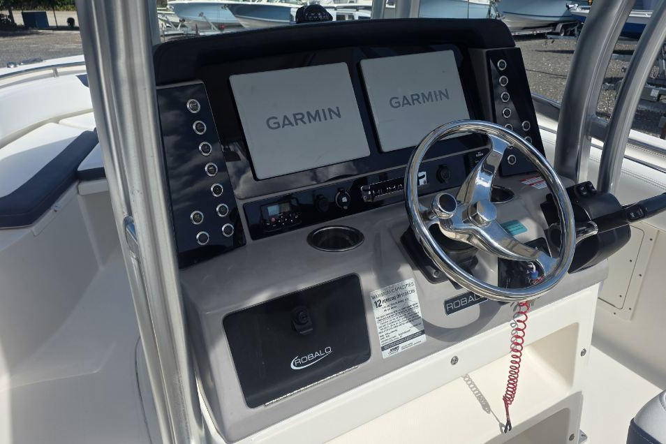 Used 2019 Robalo R242 #017B image 7