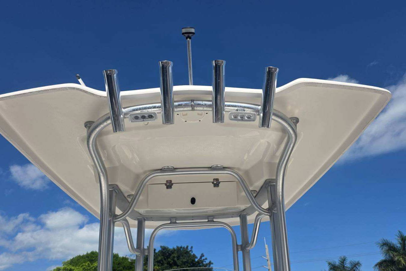 Used 2019 Robalo R242 #017B image 9