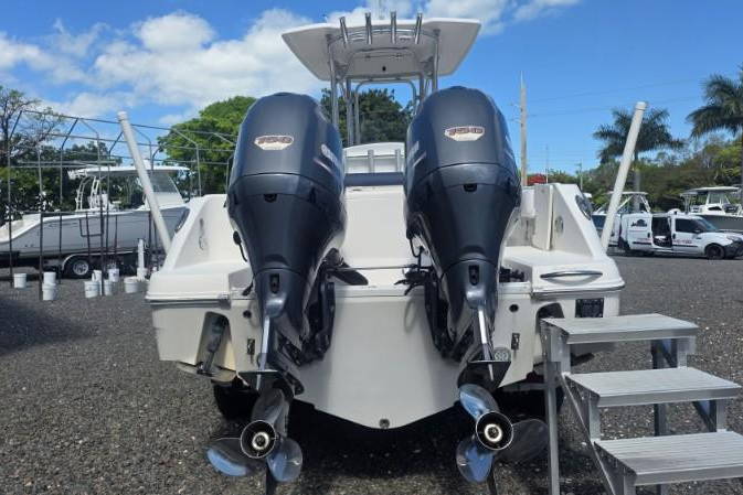 Used 2019 Robalo R242 #017B image 3