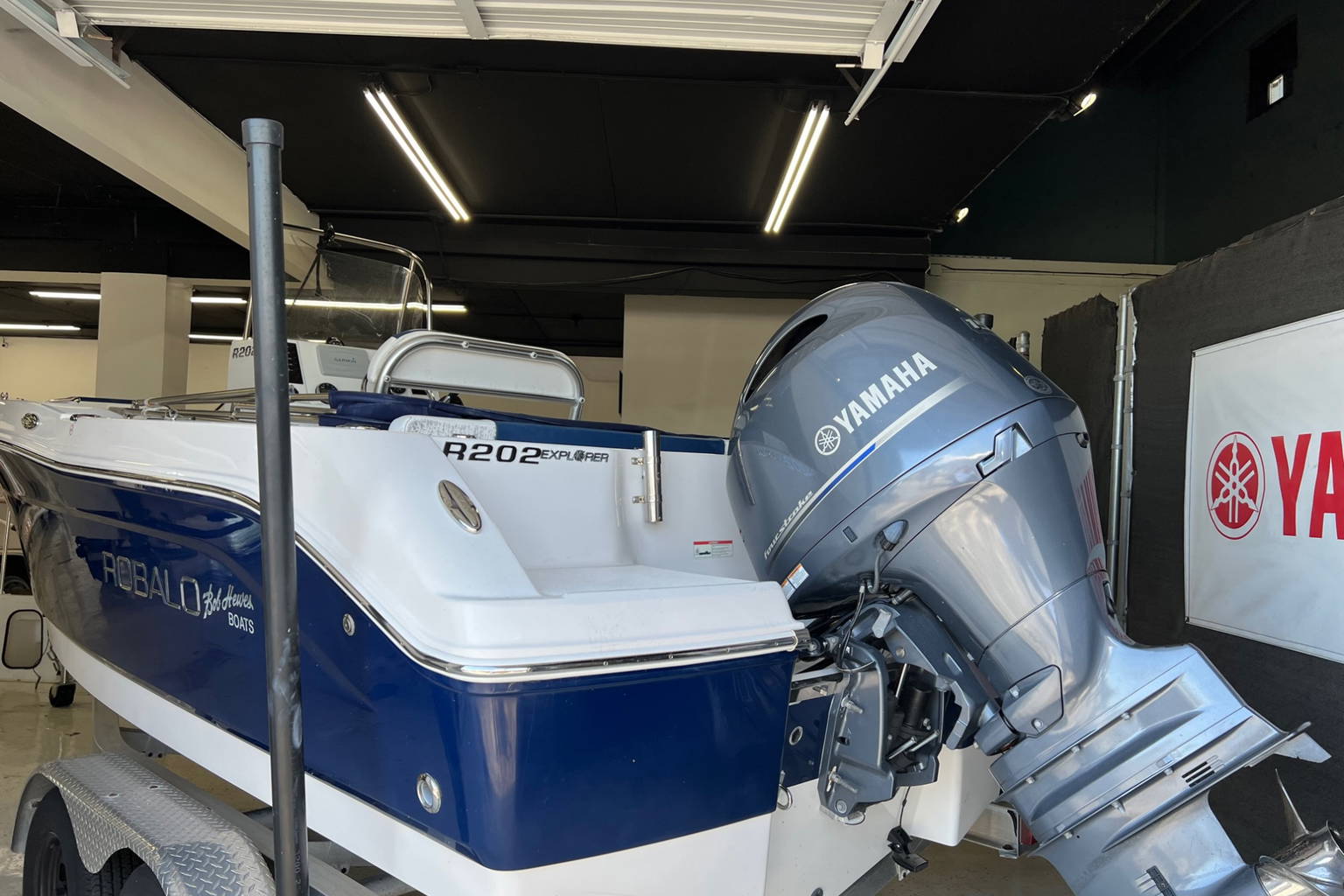 Used 2018 Robalo R202 Explorer #0180 image 6