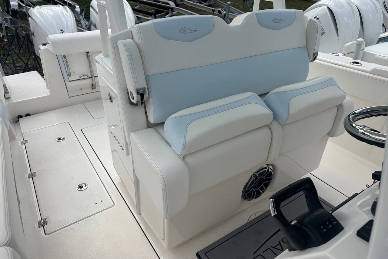 Alternative image of Robalo R302 in West Palm Beach, FL