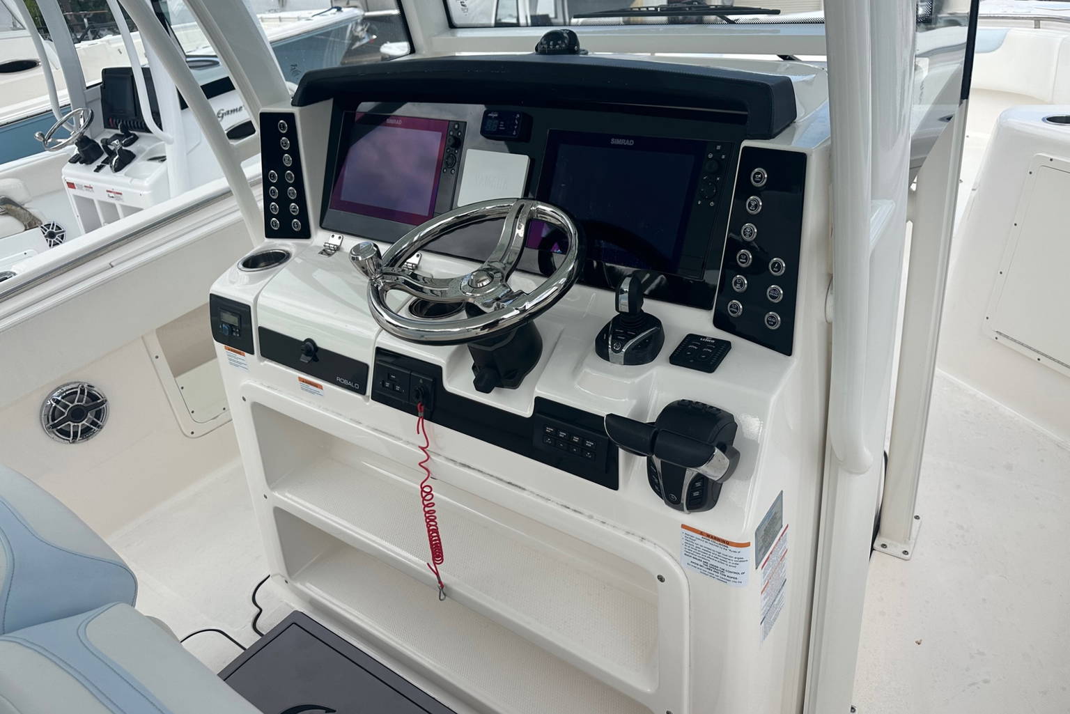 Used 2023 Robalo R302 #0107 image 8