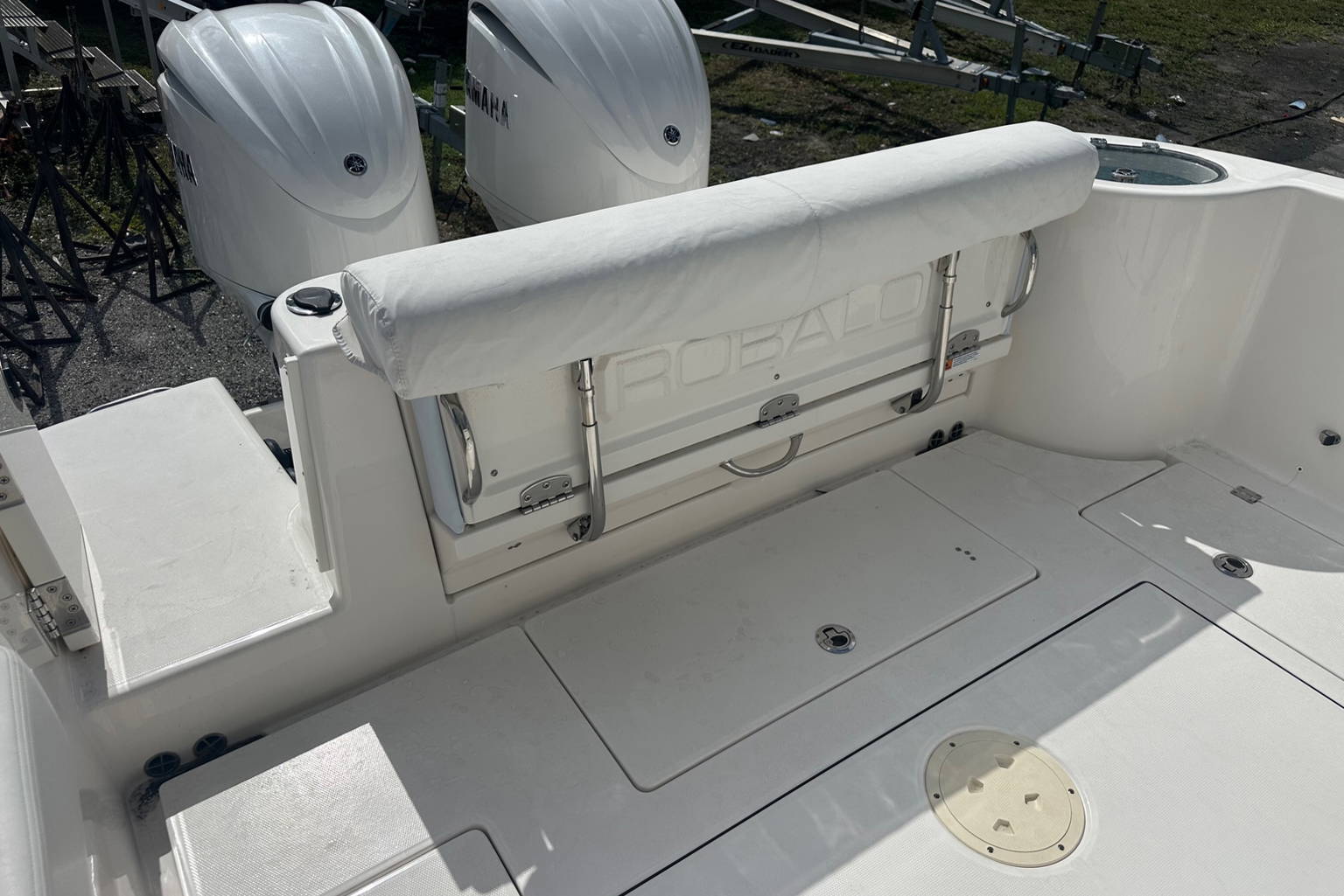Used 2023 Robalo R302 #0107 image 3