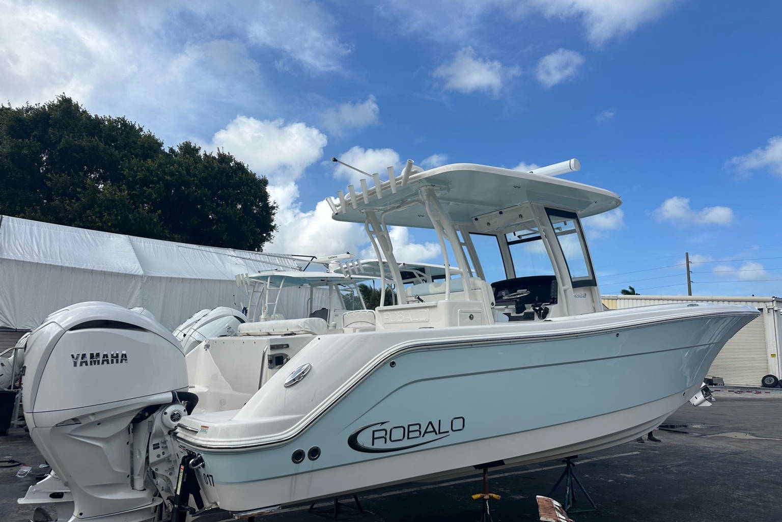 Used 2023 Robalo R302 #0107 image 2