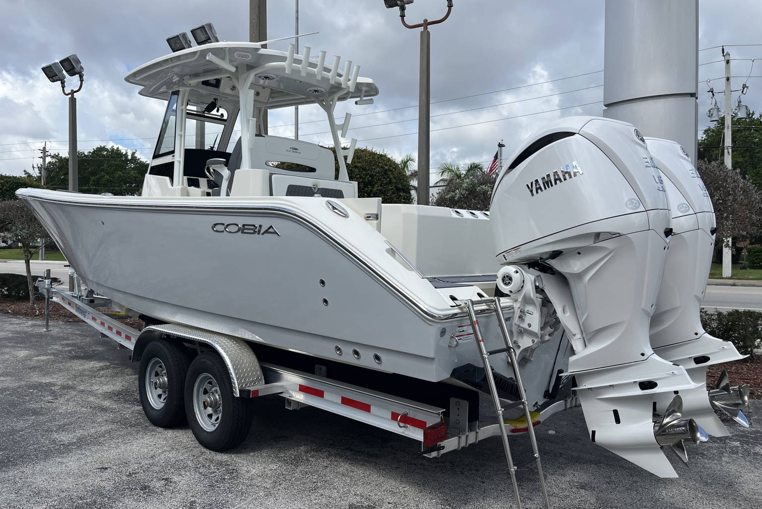 New 2026 Cobia 305 CC #L040 image 4