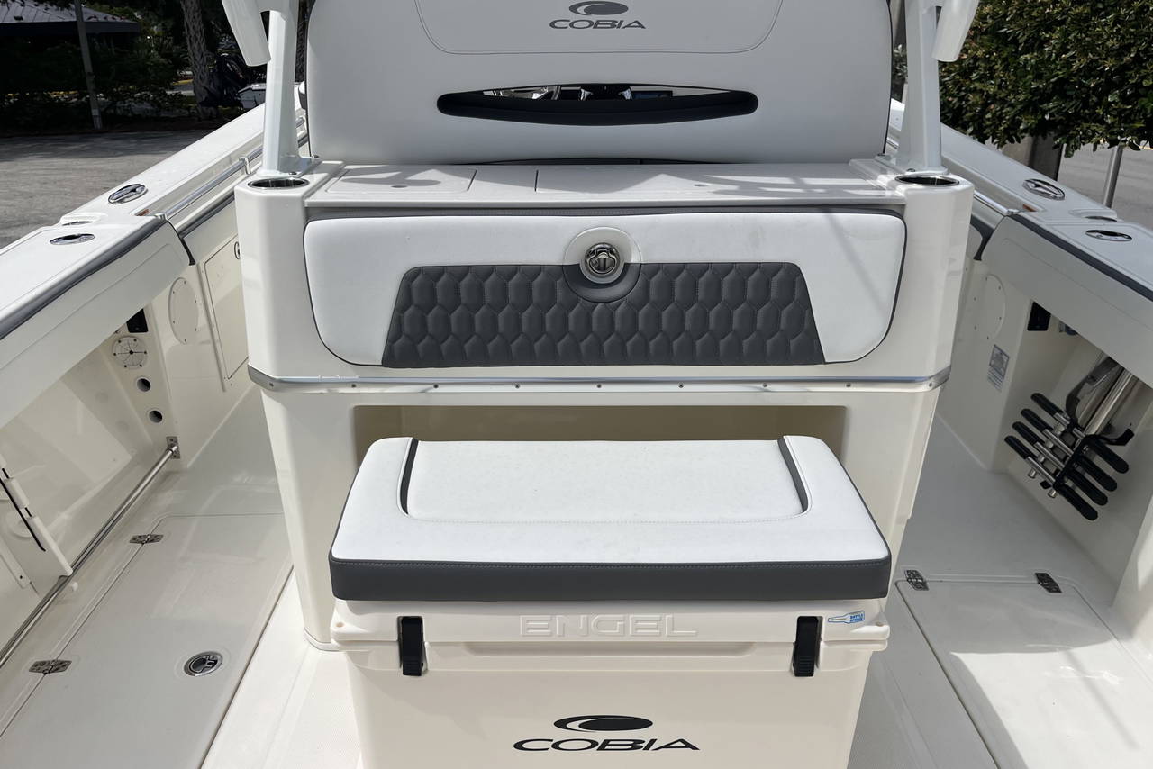 Alternative image of Cobia 305 CC in Vero Beach, FL