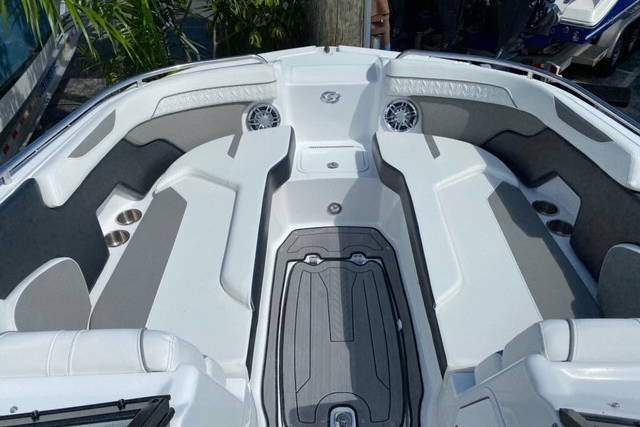 New 2023 Hurricane SunDeck SD 2400 OB #2083 image 10