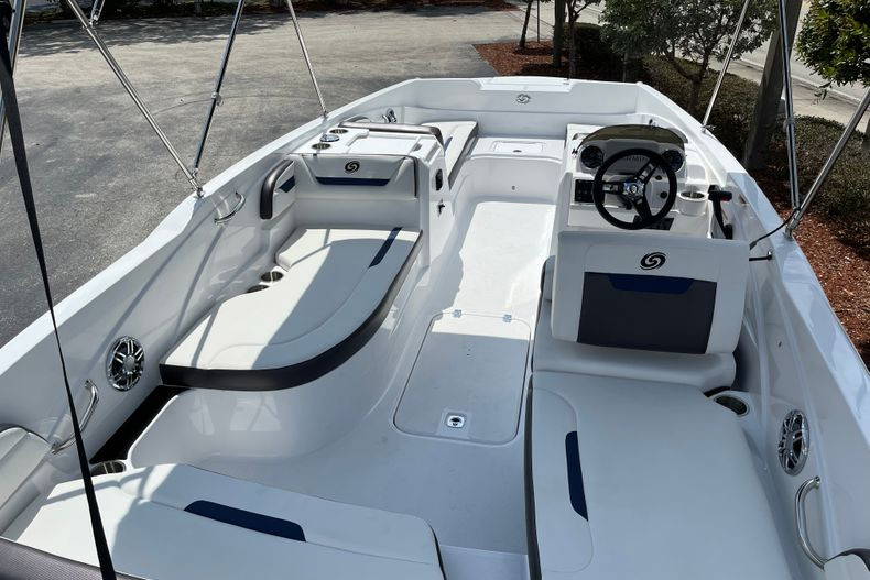 New 2022 Hurricane SunDeck Sport OB SS 205 OB #8367 image 10