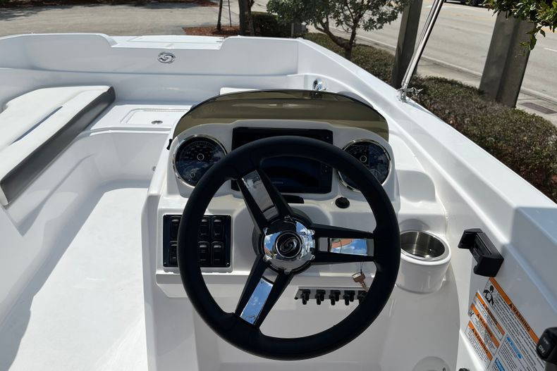New 2022 Hurricane SunDeck Sport OB SS 205 OB #8367 image 11