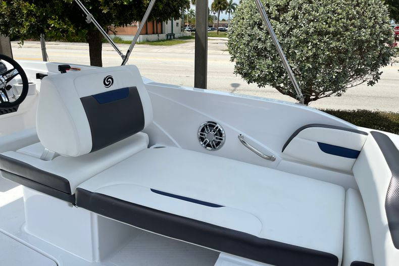 New 2022 Hurricane SunDeck Sport OB SS 205 OB #8367 image 23